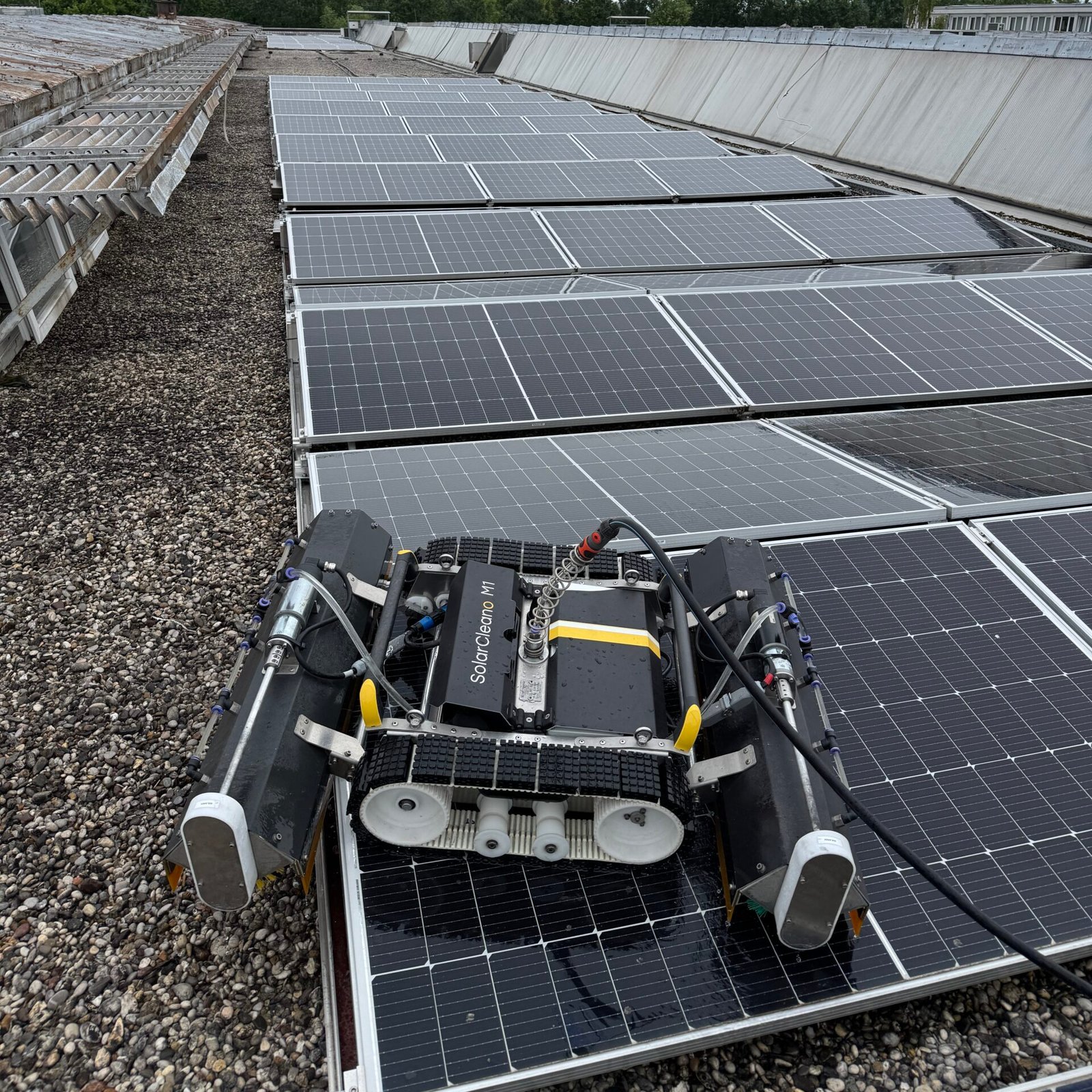 Čiščenje solarnih panela na ravnim krovovima