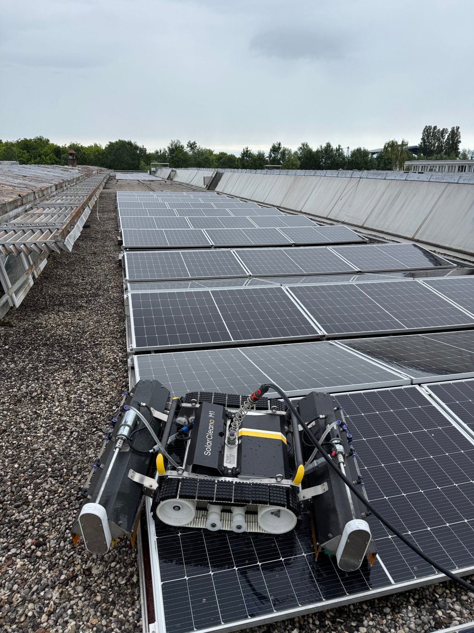 Čiščenje solarnih panela na ravnim krovovima