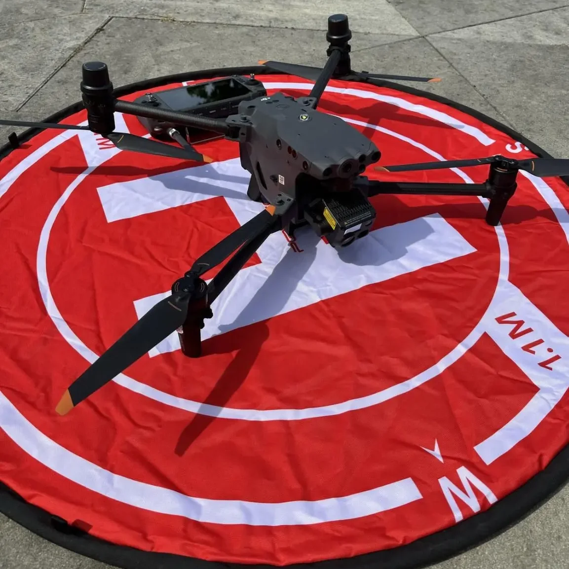 Profesionalni dron na crvenoj podlozi za slijetanje