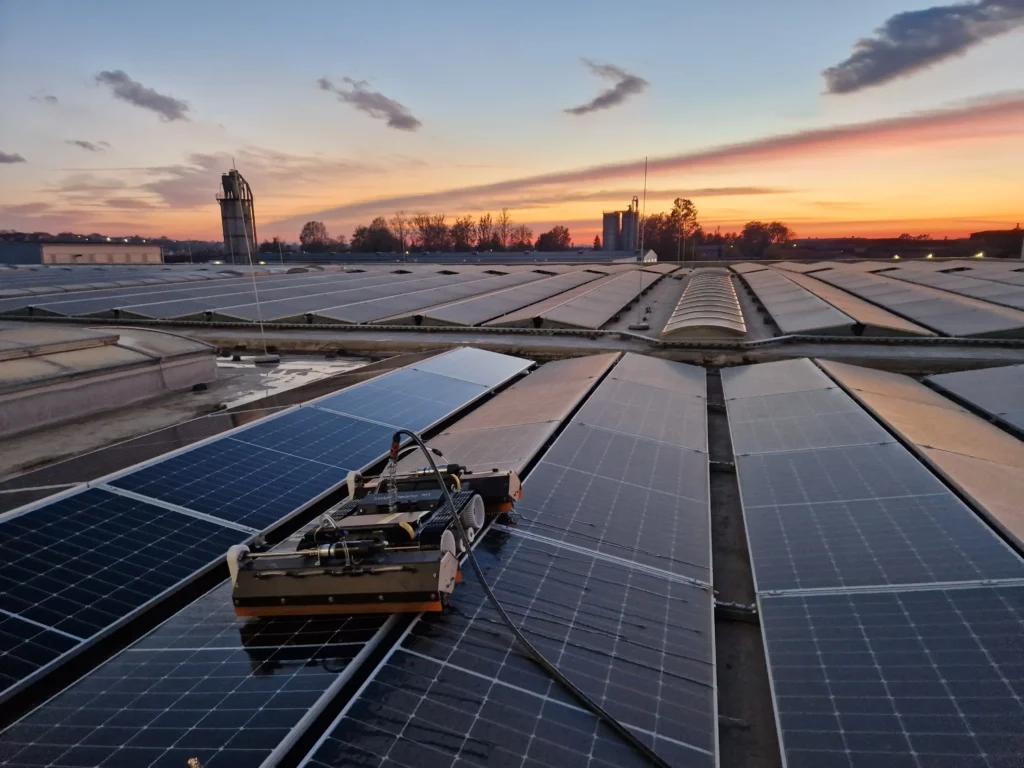 Robot čisti solarne panele pri zalasku sunca