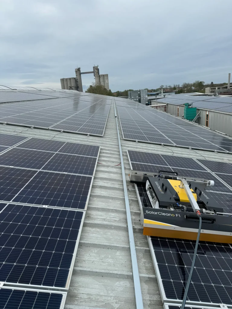 Robot čisti solarne panele na krovu zgrade