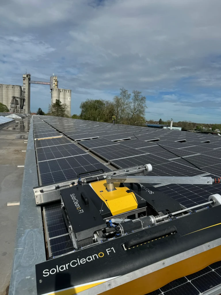 Robot čisti solarne panele na krovu industrijske zgrade