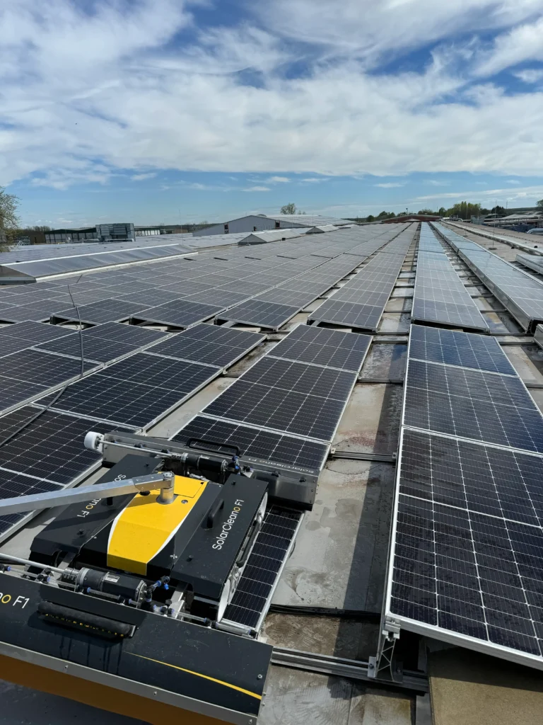 Robot čisti solarne panele na krovu zgrade