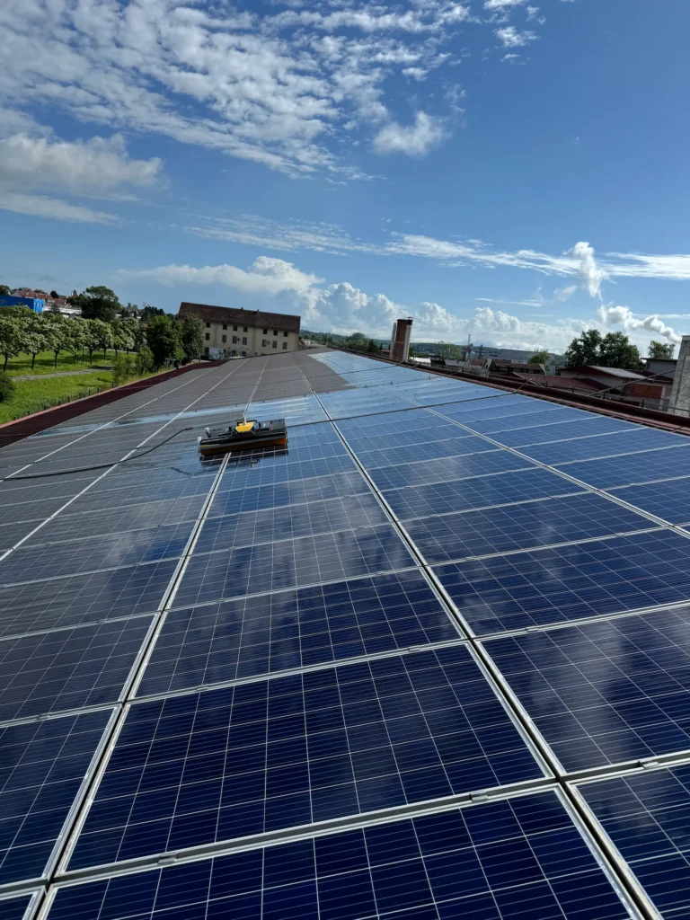 Solarni paneli na krovu pod plavim nebom