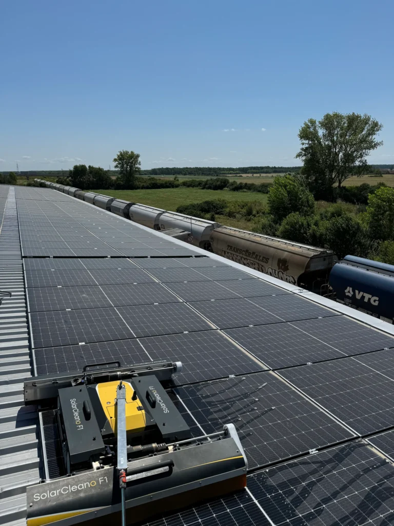 Robot čisti solarne panele na krovu pokraj vlaka