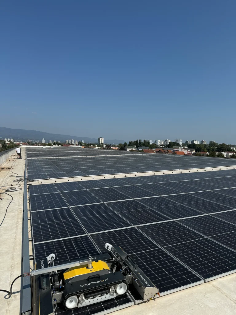 Robot čisti solarne panele na krovu zgrade