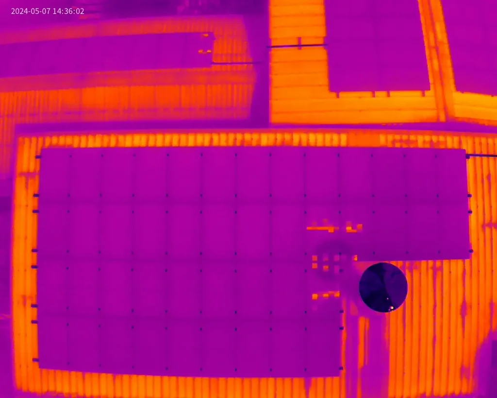 Termalna slika solarnih panela na krovu