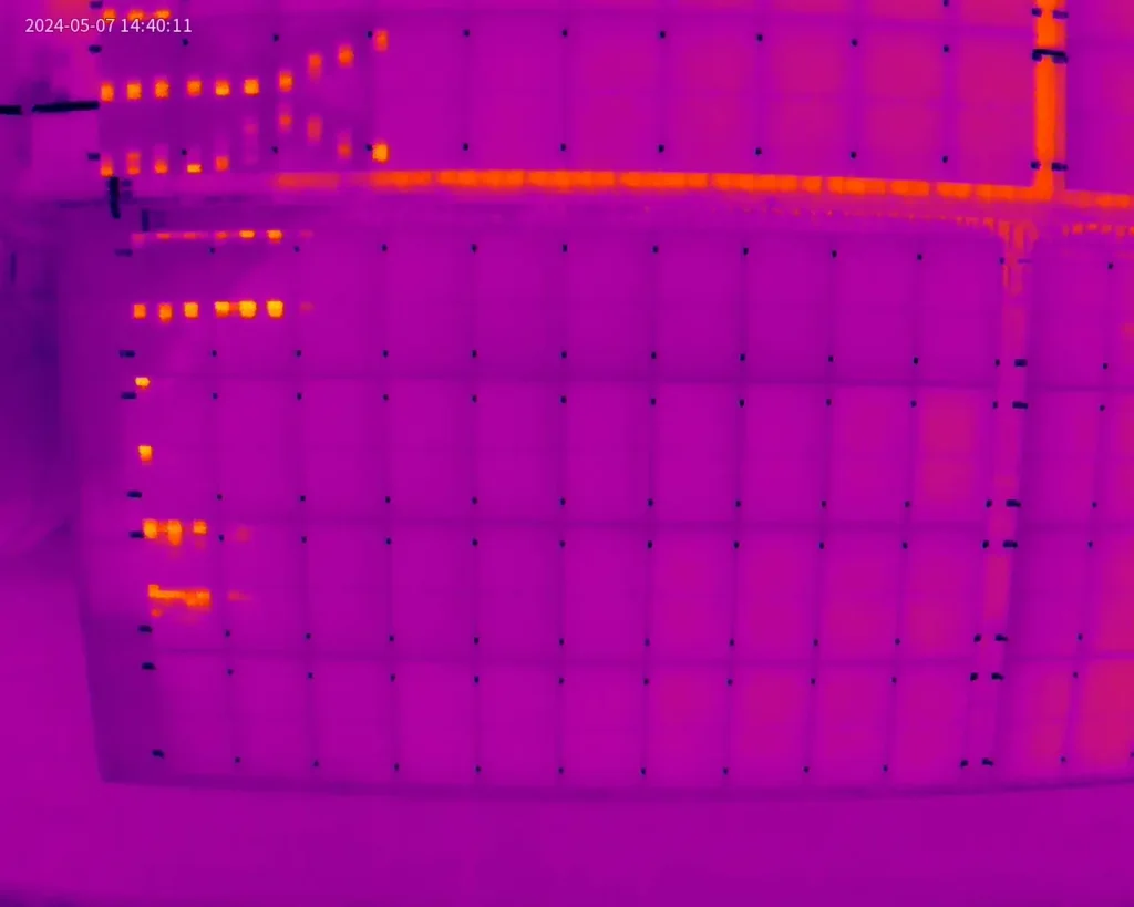 Termalna slika solarnih panela na krovu zgrade