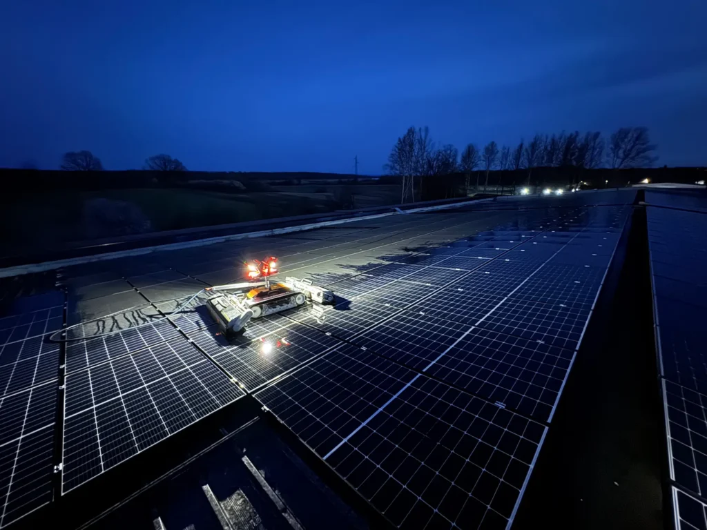 Robot čisti solarne panele noću