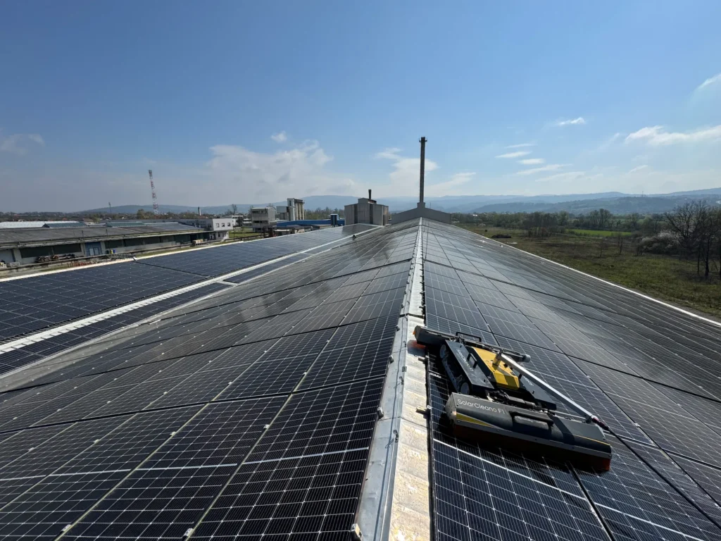 Solarni paneli na krovu industrijske zgrade