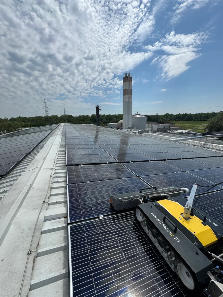 Robot čisti solarne panele na krovu tvornice