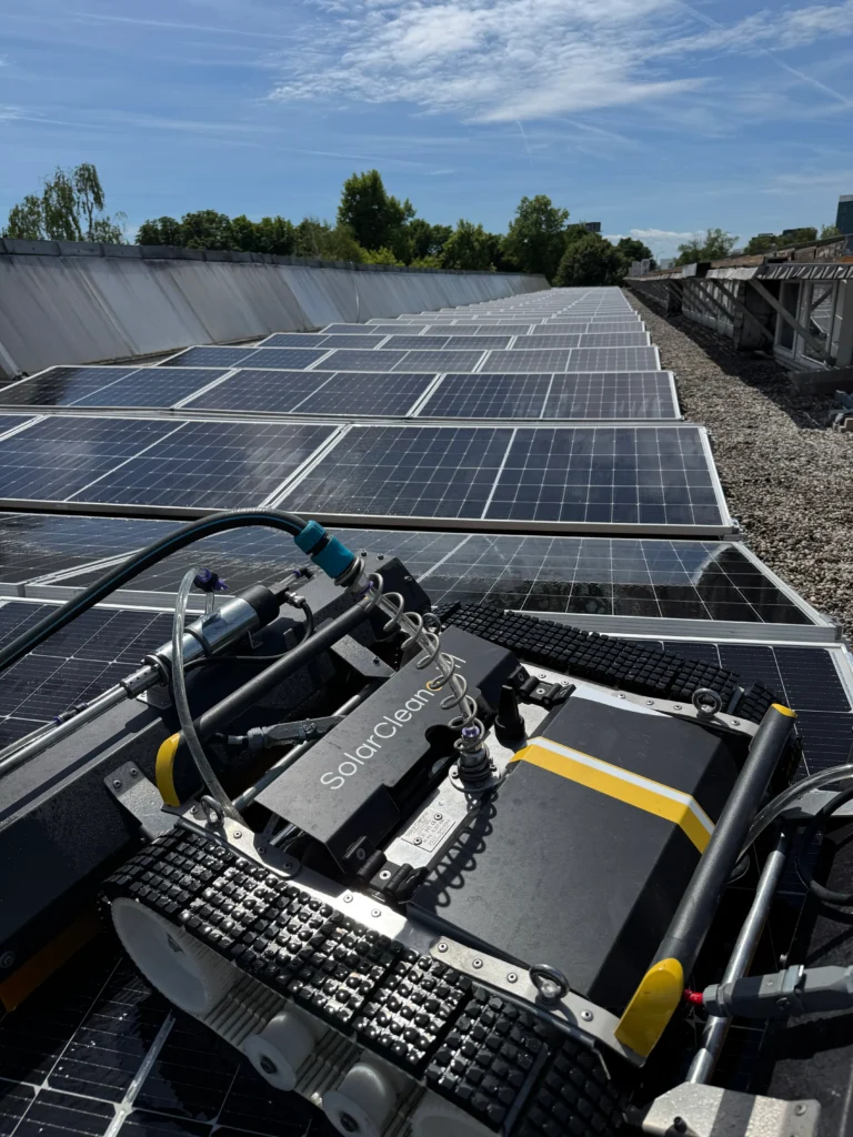 Robot čisti solarne panele na krovu zgrade