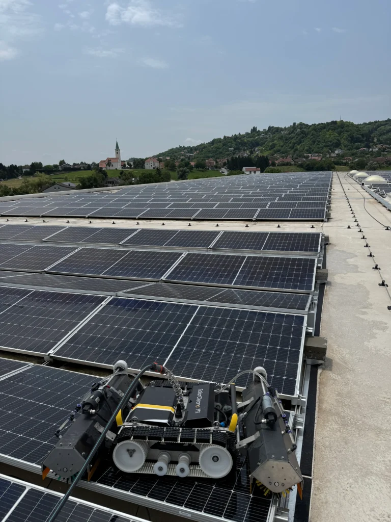 Robot čisti solarne panele na krovu zgrade