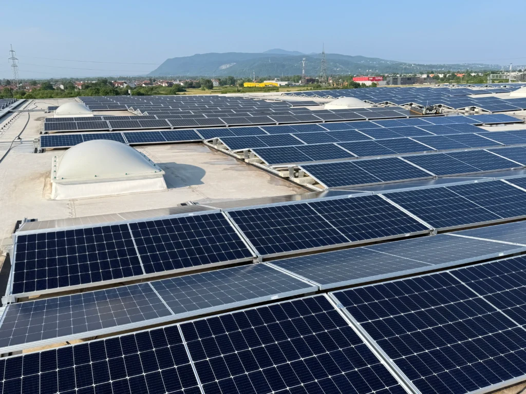 Solarni paneli na krovu industrijske zgrade