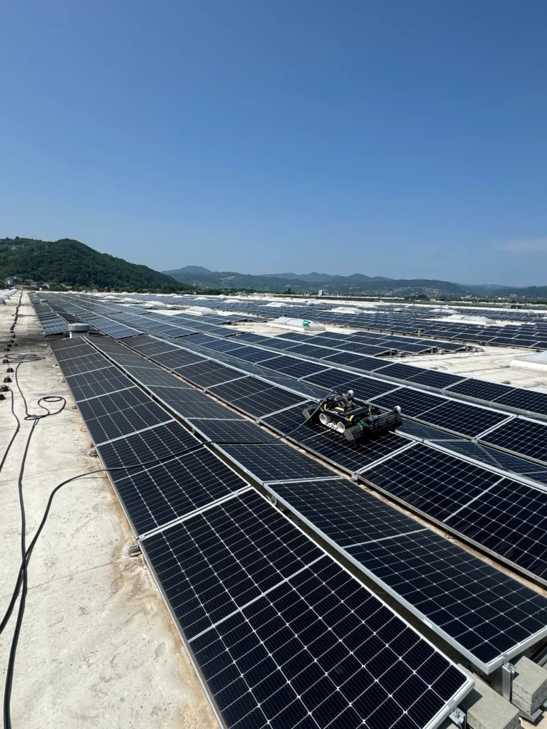 Solarni paneli na krovu pod vedrim nebom