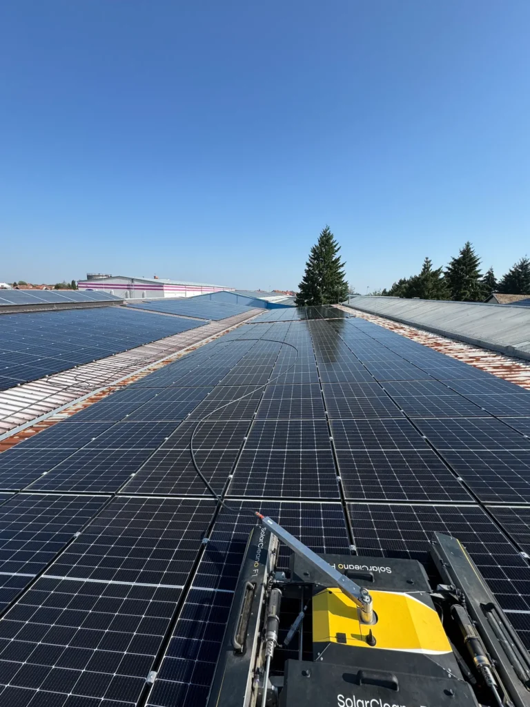 Solarni paneli na krovu pod vedrim nebom