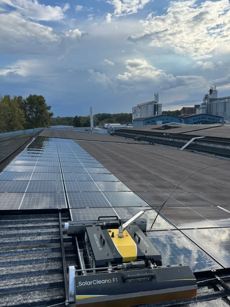 Robot čisti solarne panele na krovu industrijske zgrade