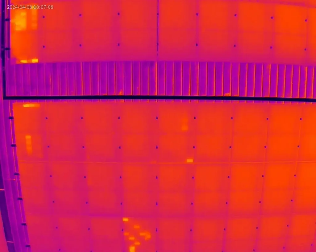 Termalna slika solarnih panela na krovu
