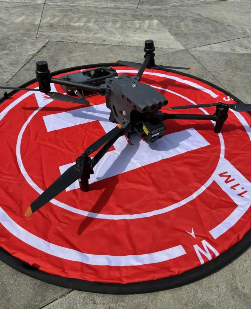 Dron na crvenoj podlozi za slijetanje